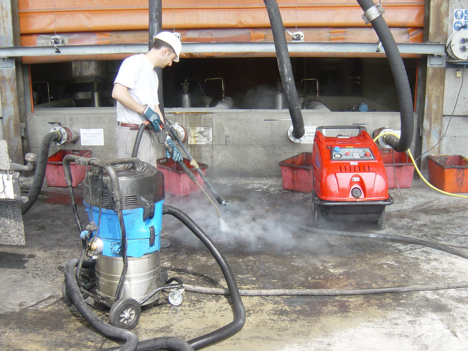 Pulizie pavimenti industriali con idropulitrice acqua calda a Brescia